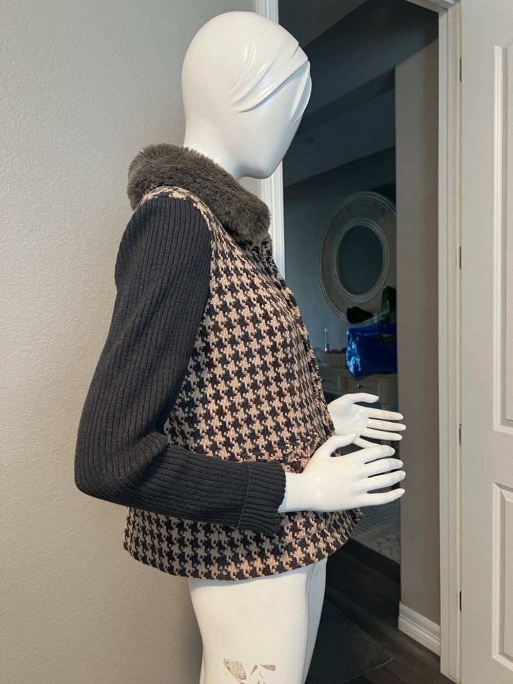 CAbi jacket with sweater sleeves and removable fur neckline. Size 8 - Picture 6 of 14